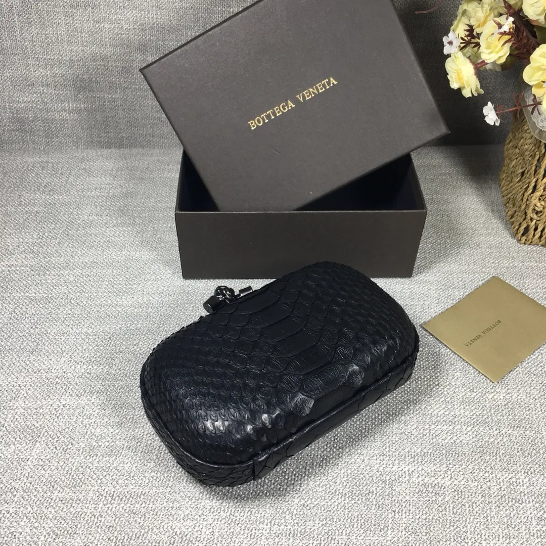 🔥🔥Model No. 8651🔥🔥This elegant clutch bag is one of the most popular handbags in woven bags. It is an interpretation of a classic design that was reintroduced in 2001. Since its launch, the Knot clutch has exhibited exquisite craftsmanship and integrated different styles from low-key to flamboyant. Each new Knot product demonstrates the irresistible and timeless charm of this classic handbag. This luxurious handbag features the signature braided rope buckle and is crafted from rare yellow-ringed forest snake and water snake skins. More charming and luxurious texture. Size: Small 16.5cm